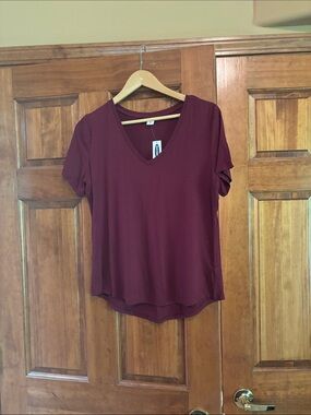 Old Navy Short Sleeve V-Neck Tee in Wine